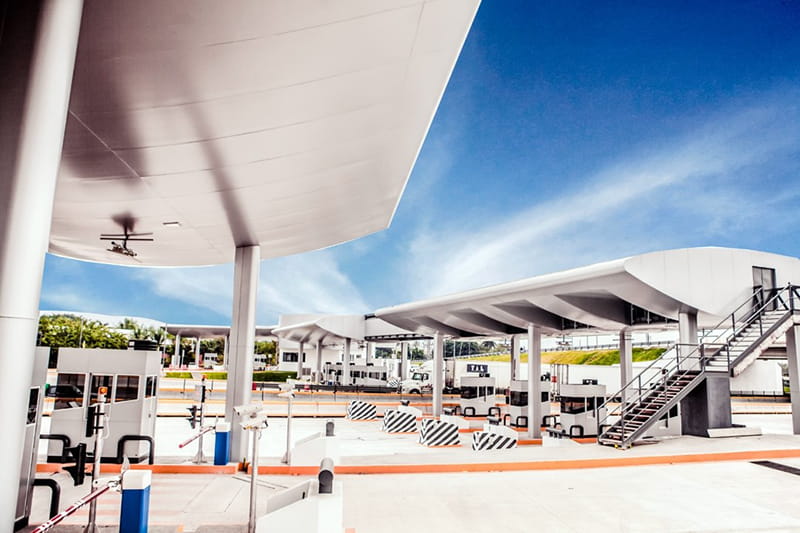 Caseta de autopista con carriles de cobro electrónico